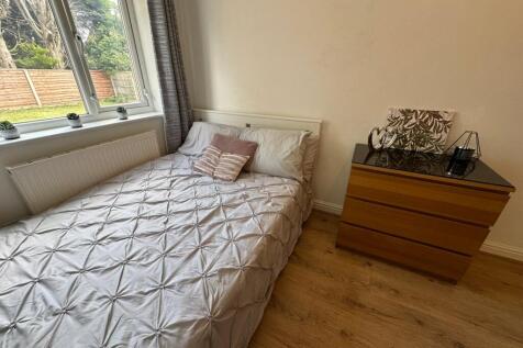 A cozy double bedroom featuring a comfortable b...