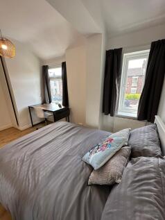 This inviting double bedroom features ample nat...