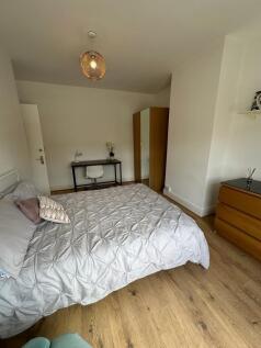 This inviting double bedroom features a spaciou...