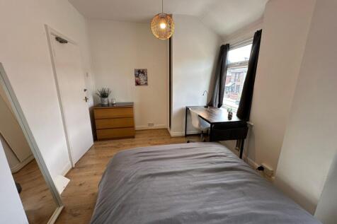 This inviting double bedroom features a spaciou...