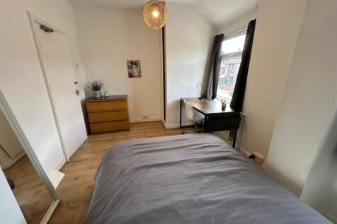 A cozy double bedroom featuring a comfortable b...