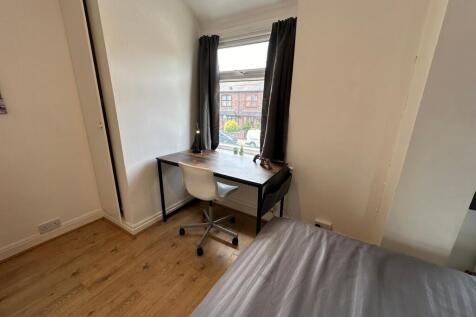 A cozy double bedroom featuring a comfortable b...