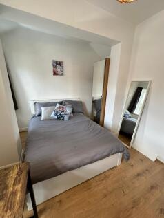A cozy double bedroom featuring a comfortable b...