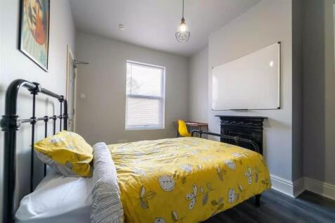 This beautifully decorated double bedroom featu...
