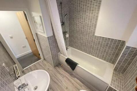 This stylish bathroom suite features modern til...