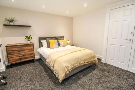 This beautifully presented double bedroom featu...