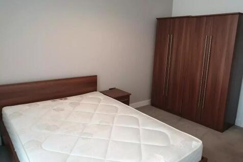 This cozy double bedroom features a spacious la...