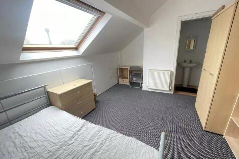This bright and inviting double bedroom feature...