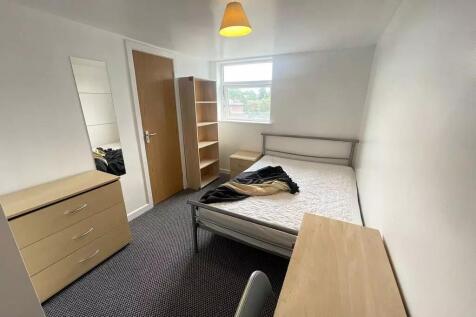 This bright and inviting double bedroom feature...