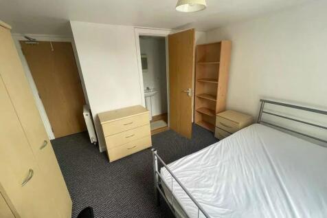 This inviting double bedroom features ample sto...