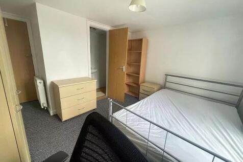 Spacious double bedroom with ample natural ligh...