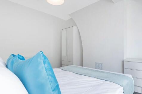 This inviting double bedroom features modern de...
