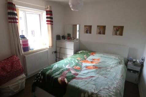 A cozy double bedroom featuring a vibrant flora...