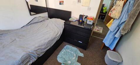 A cozy double bedroom featuring a comfortable b...