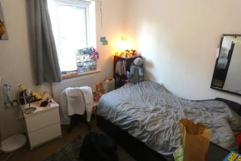 A cozy double bedroom featuring a comfortable b...