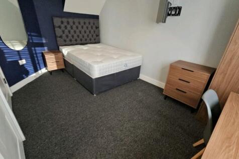 A cozy double bedroom featuring a comfortable b...