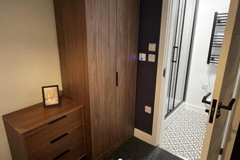 A well-maintained bathroom featuring modern fix...