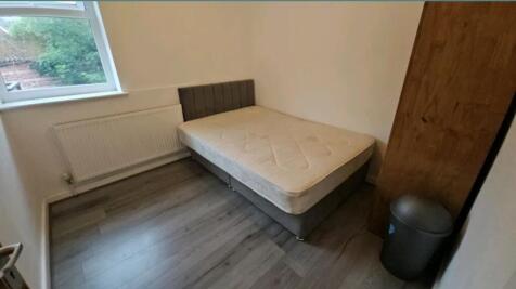 A cozy double bedroom featuring a spacious layo...