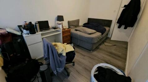 A cozy double bedroom featuring a comfortable b...