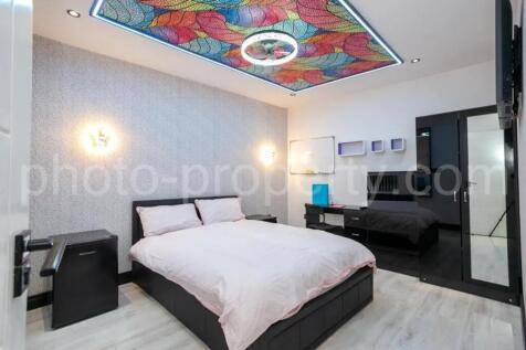 This beautifully designed double bedroom featur...