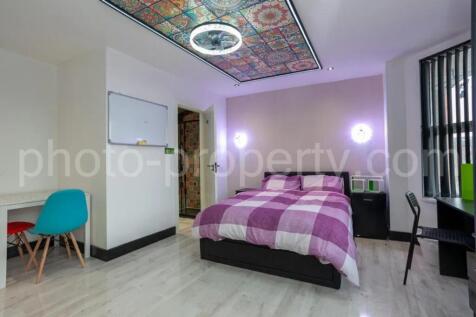 This beautifully designed double bedroom featur...