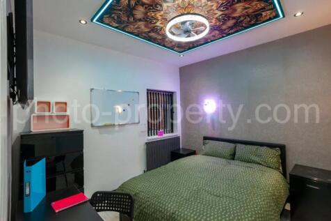 This stylish double bedroom features a modern d...