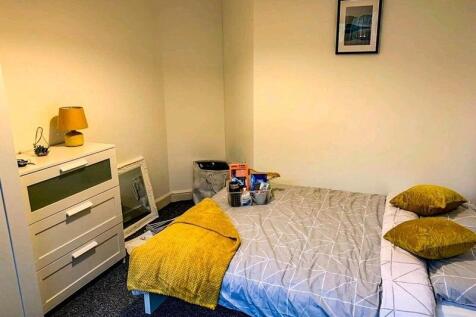 A cozy double bedroom featuring a comfortable b...