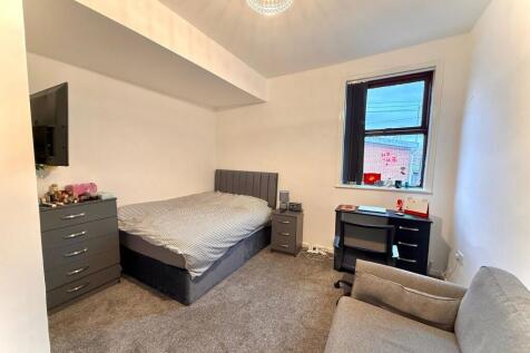 A well-maintained double bedroom featuring a co...