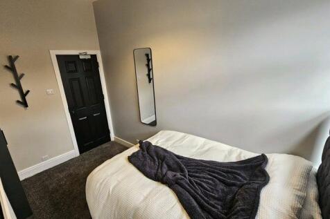 A cozy double bedroom featuring a comfortable b...