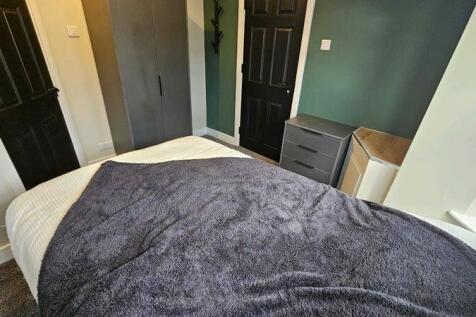 A cozy double bedroom featuring a comfortable b...