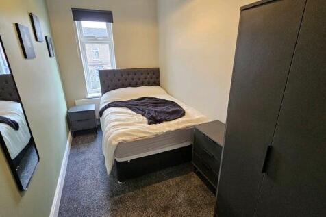 A neat and well-maintained single bedroom featu...