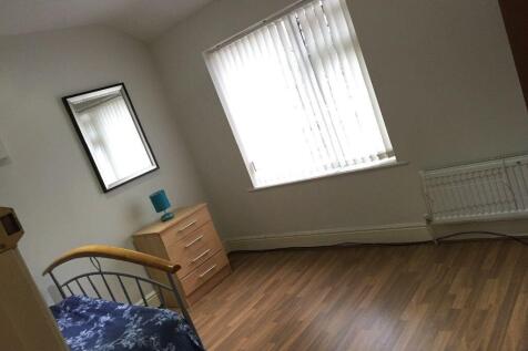 Bright and tidy single bedroom featuring wood l...