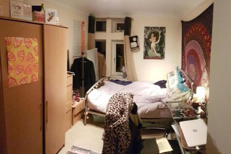 Cozy and well-furnished single bedroom featurin...
