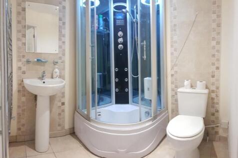 A modern bathroom suite featuring a spacious co...