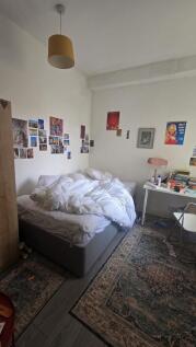 A cozy double bedroom featuring a comfortable b...