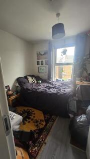 A cozy double bedroom with a comfortable double...