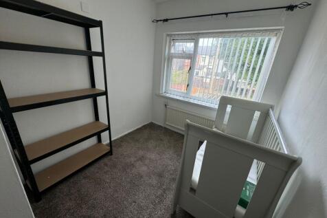A bright and tidy single bedroom featuring a la...
