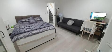 A cozy double bedroom featuring a comfortable b...