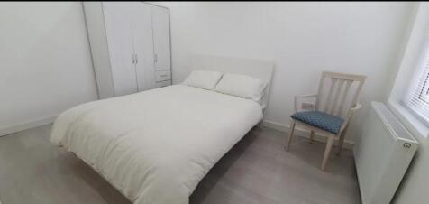 This inviting double bedroom features a spaciou...