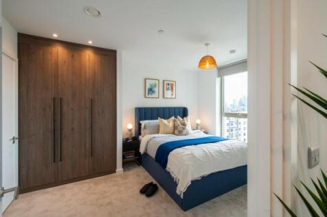 A spacious and bright large double bedroom feat...