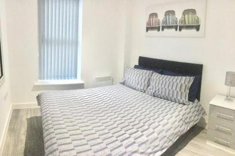 A neat and well-maintained double bedroom featu...