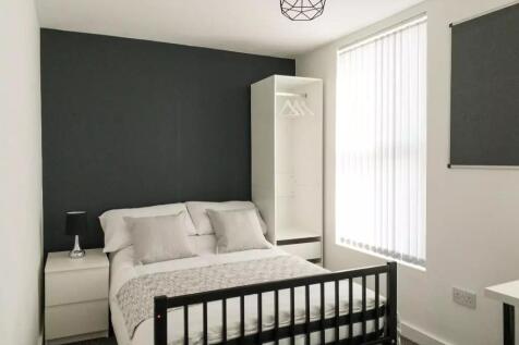 A cozy double bedroom featuring a comfortable d...