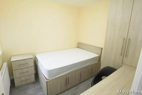 A neat and well-maintained double bedroom featu...