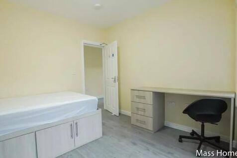Bright and tidy single bedroom featuring a comf...