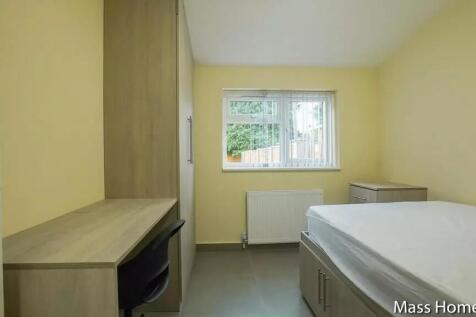 A neat and well-maintained single bedroom featu...