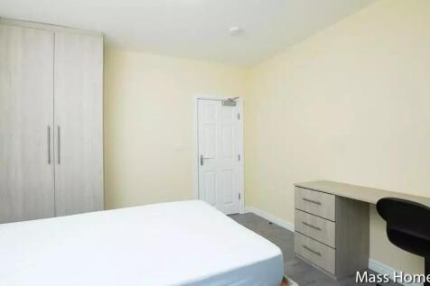 A clean and well-maintained double bedroom feat...