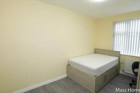 A neat and well-maintained double bedroom featu...