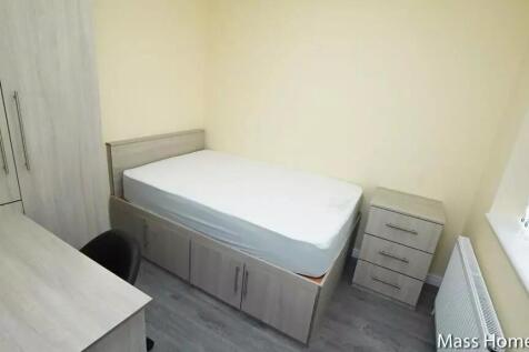 A neat and well-maintained single bedroom featu...