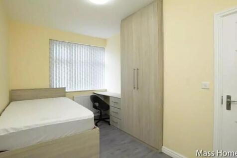 A neat and well-maintained single bedroom featu...
