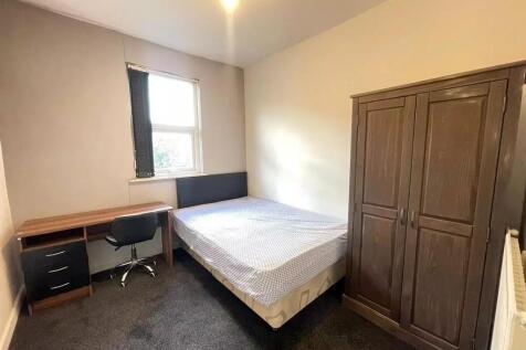 A well-maintained double bedroom featuring a co...